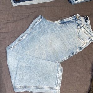Hollister Curvy High Rise Mom Jean (7R)
